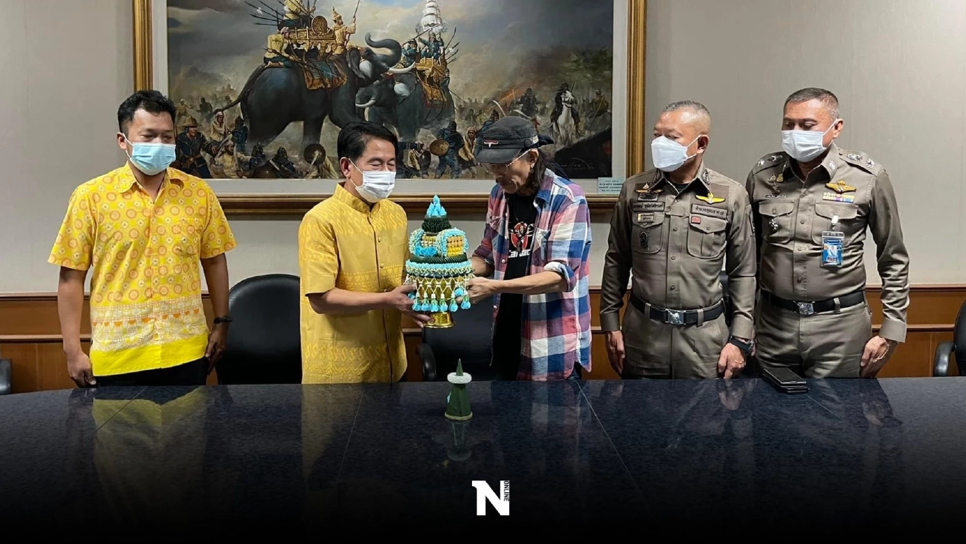 เปิดภาพ “แอ๊ด คาราบาว” หอบพานขอขมา  สำนึกผิดขอชดใช้ด้วยการแต่งเพลงประจำจังหวัด