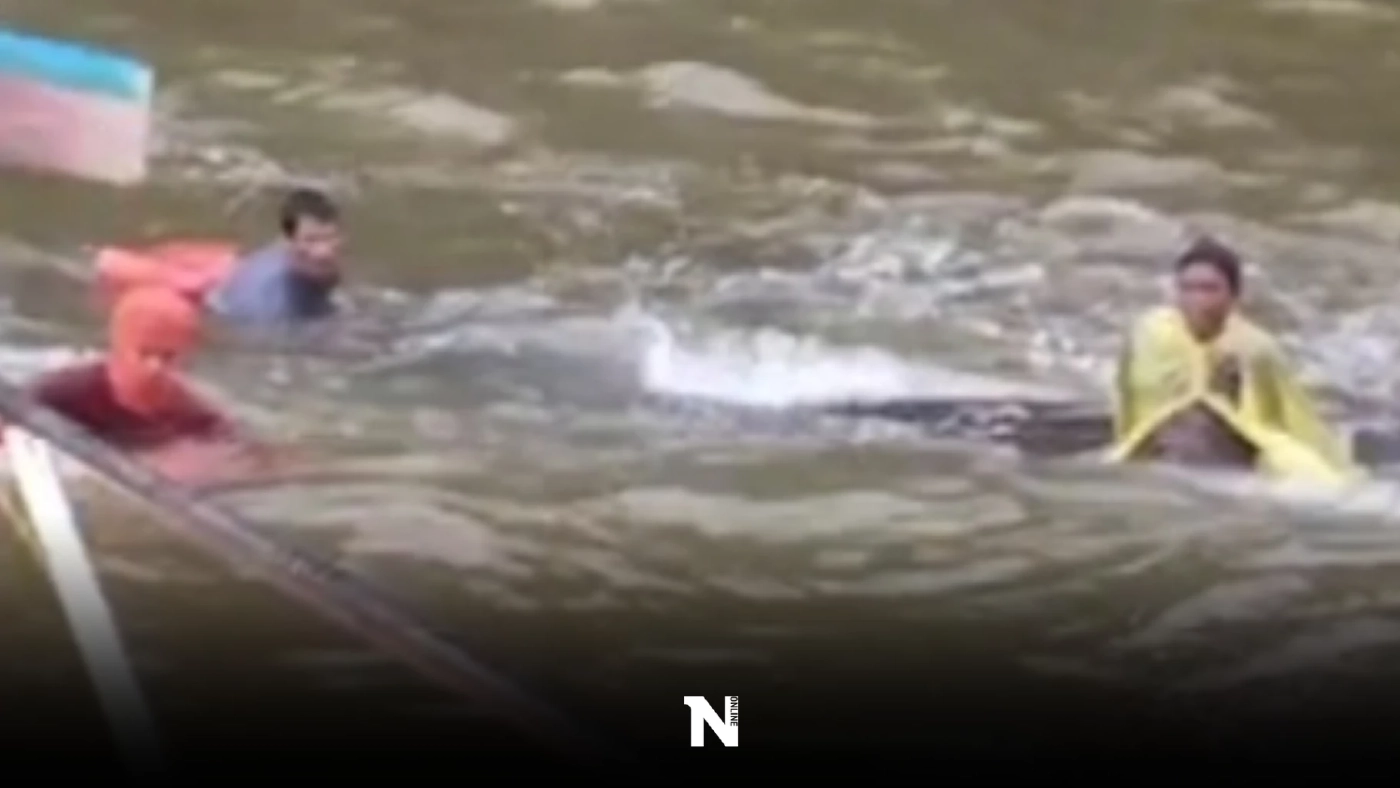 ระทึก! จนท.เร่งช่วย 2 ชาวประมงเรืออับปางกลางทะเลรอดตาย (มีคลิป)