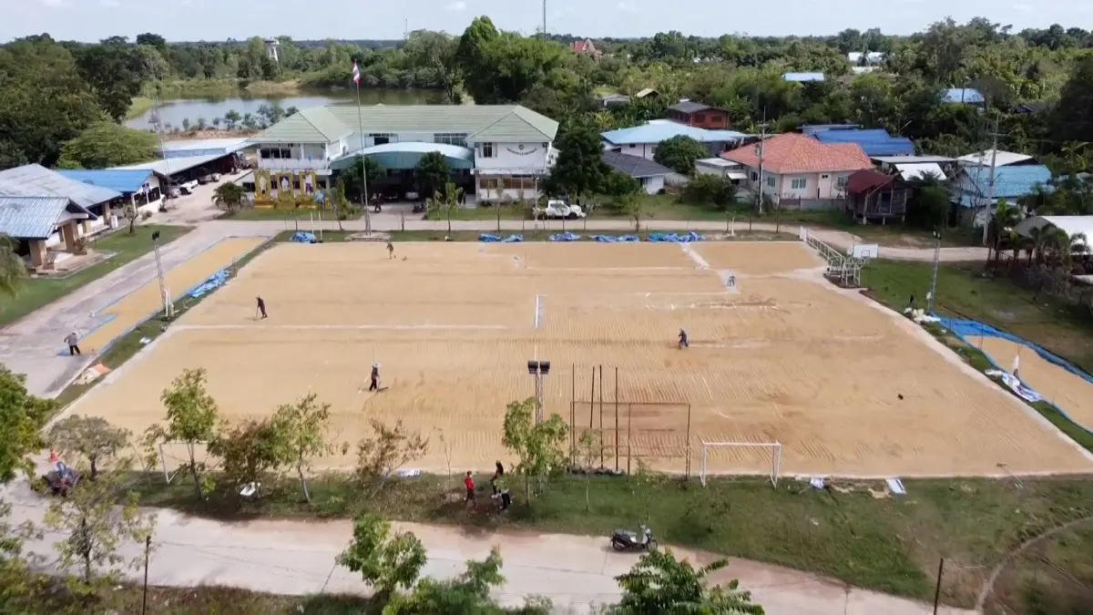 บรรเทาทุกข์ชาวบ้าน เปิดสนามกีฬาให้ตากข้าวฟรี บรรเทาทุกข์ชาวบ้าน เปิดสนามกีฬาให้ตากข้าวฟรี