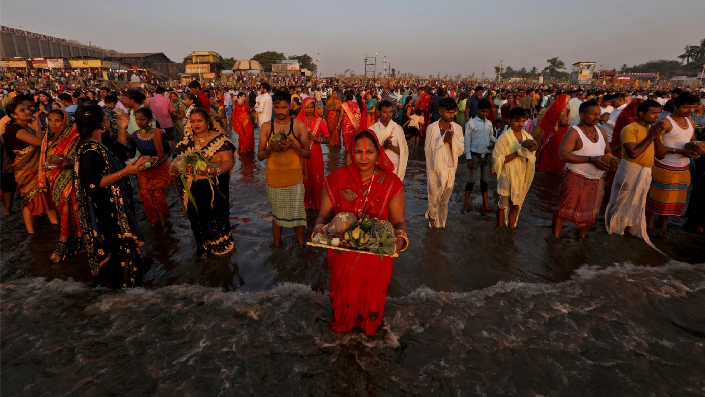 ชาวอินเดีย จมน้ำดับ 53 ราย ในช่วงเทศกาล"บูชาดวงอาทิตย์" ชาวอินเดีย จมน้ำดับ 53 ราย ในช่วงเทศกาล"บูชาดวงอาทิตย์"