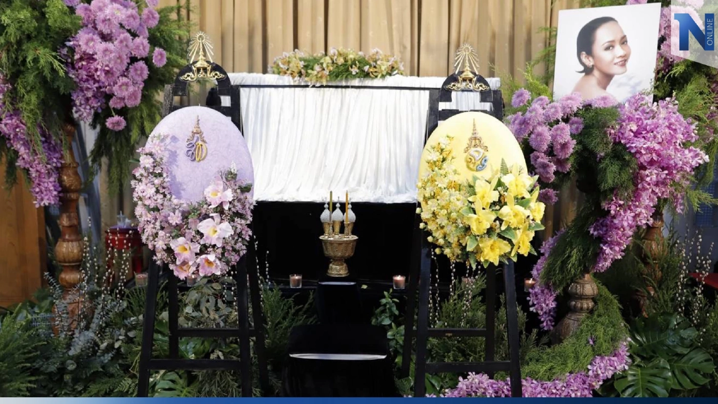 ในหลวง พระราชินี พระราชทาน พวงมาลาวางหน้าหีบศพ "ลินดา ค้าธัญเจริญ"