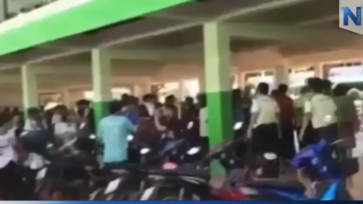 นักเรียนนับสิบตะลุมบอนในโรงเรียน ครูเข้าห้ามได้รับบาดเจ็บ (มีคลิป)