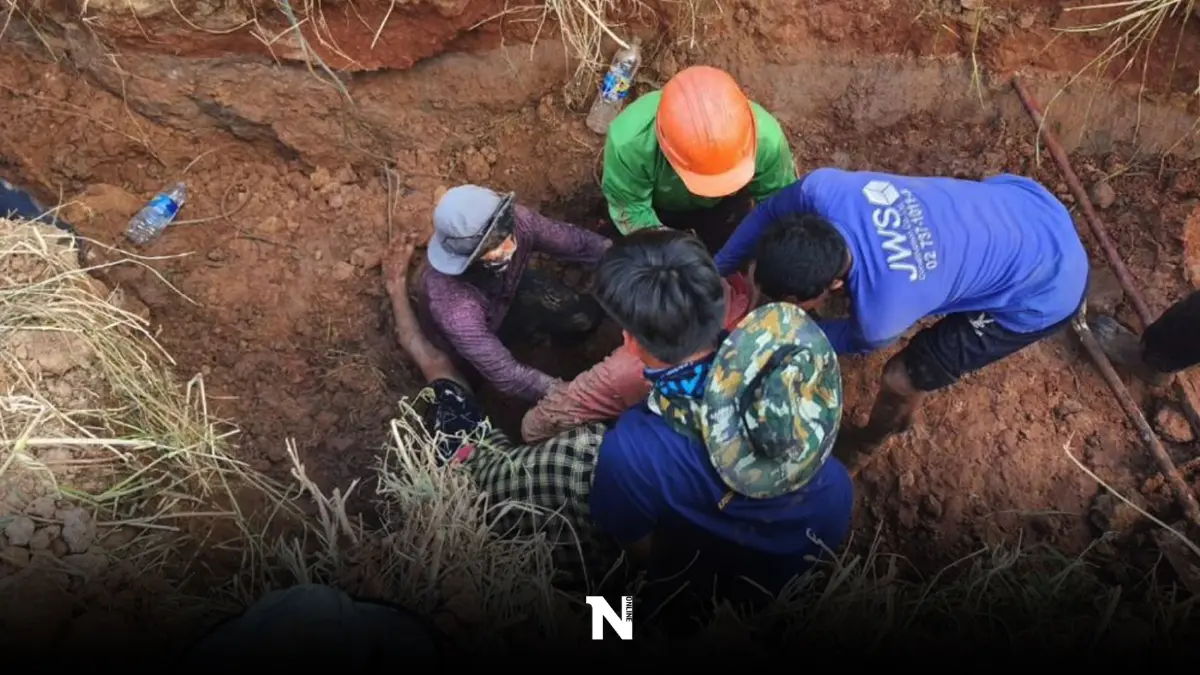 นาทีชีวิต! ดินถล่มทับคนงานลอกท่อวางระบบสายไฟ อาการสาหัส นาทีชีวิต! ดินถล่มทับคนงานลอกท่อวางระบบสายไฟ อาการสาหัส