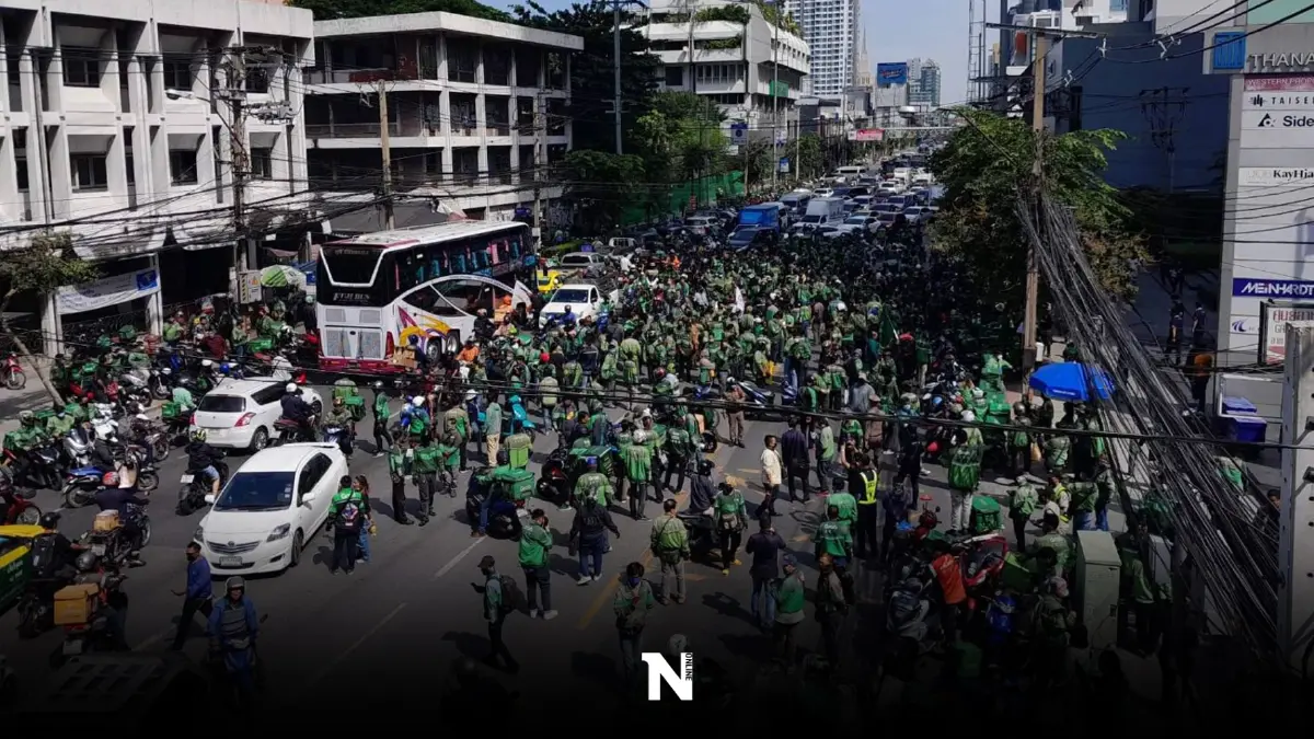 กลุ่มไรเดอร์ ปิดถนนเพชรบุรี เรียกร้อง "แกร็บ" ยกเลิกระบบจองงาน (มีคลิป) กลุ่มไรเดอร์ ปิดถนนเพชรบุรี เรียกร้อง "แกร็บ" ยกเลิกระบบจองงาน (มีคลิป)
