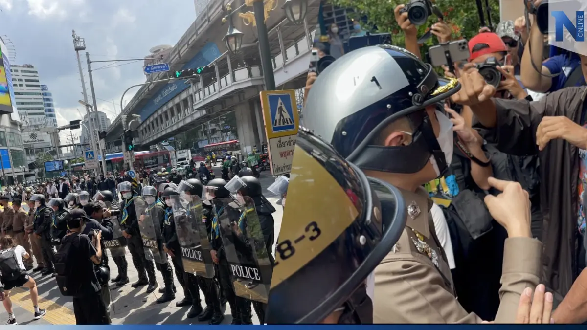ตร.ตรึงกำลัง สกัดม็อบ! ชูป้ายไล่ “นายกรัฐมนตรี” แยกอโศกวุ่น! (มีคลิป) ตร.ตรึงกำลัง สกัดม็อบ! ชูป้ายไล่ “นายกรัฐมนตรี” แยกอโศกวุ่น! (มีคลิป)