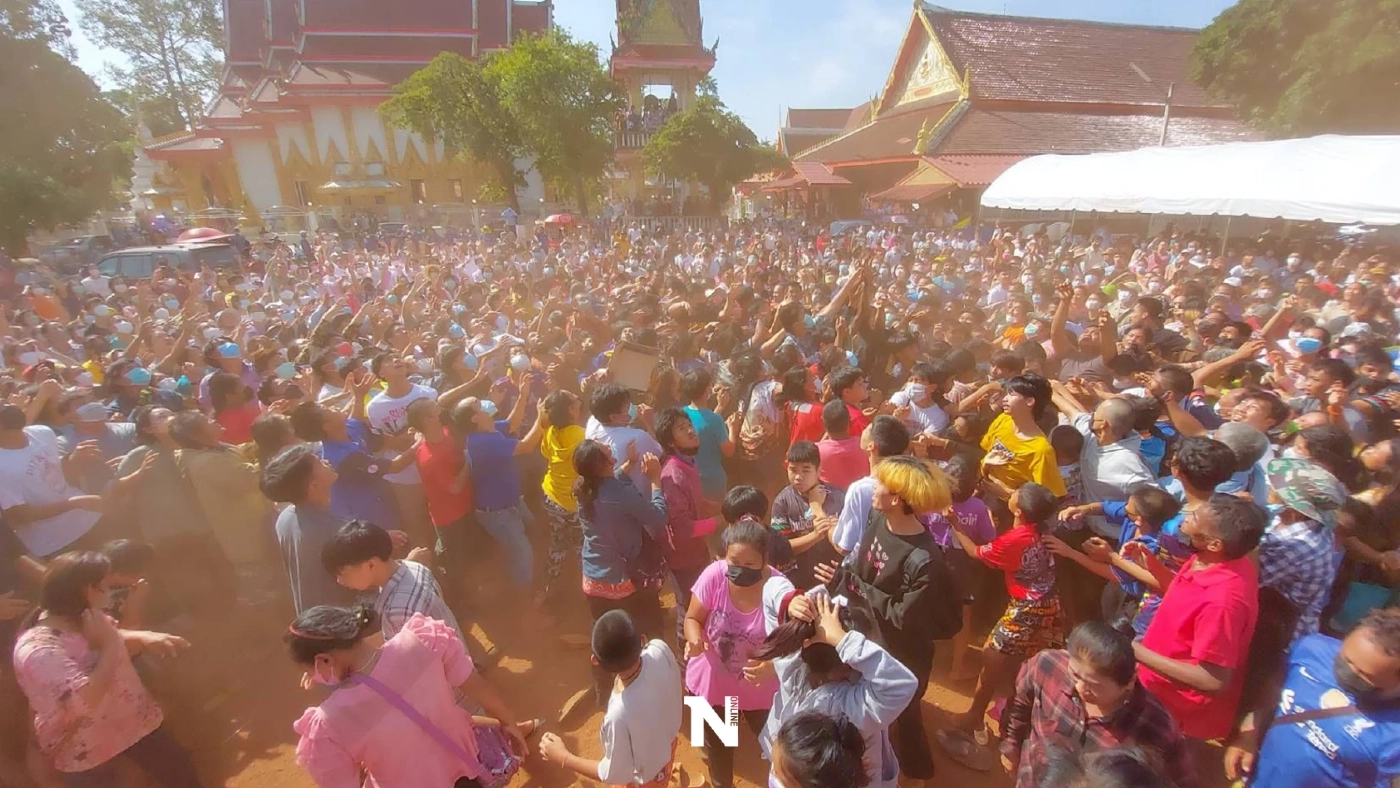 คนแห่ร่วมงานบวชลูกชายสจ.แน่นวัด พ่อนาคขึ้นเครน โปรยทาน 2 แสนบาท (คลิป)