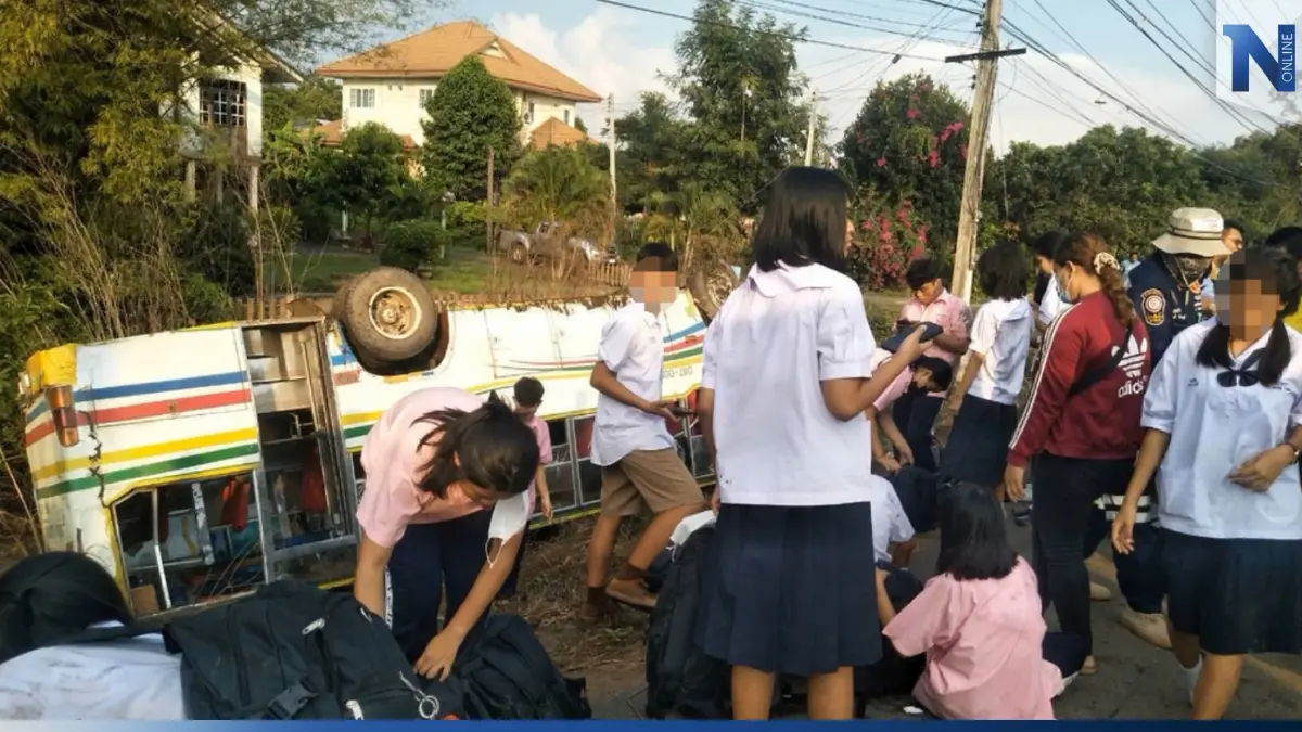 อีกแล้ว รถบัสรับส่ง นร. เสียหลักพลิกคว่ำลงข้างทาง เจ็บระนาว 27 คน (มีคลิป) อีกแล้ว รถบัสรับส่ง นร. เสียหลักพลิกคว่ำลงข้างทาง เจ็บระนาว 27 คน (มีคลิป)