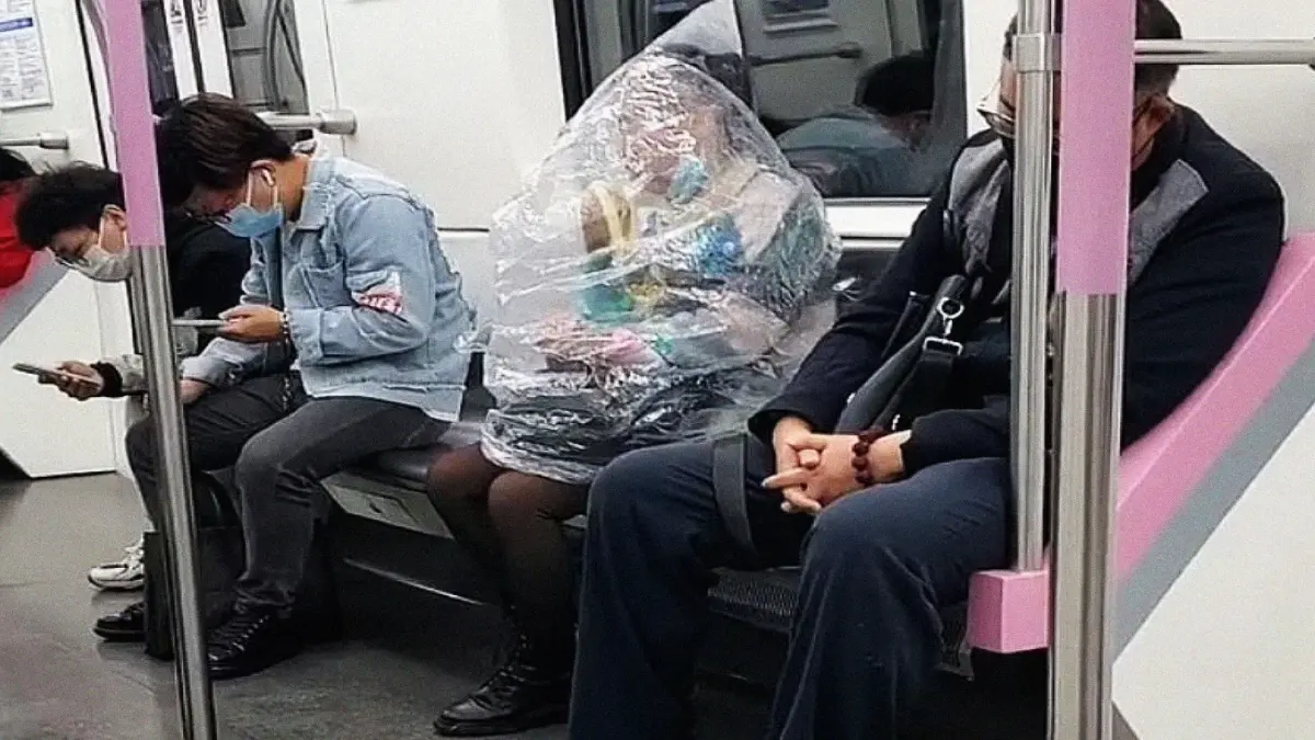 คลุมหัวกินกล้วยบนรถไฟใต้ดินในอู่ฮั่น (คลิป) คลุมหัวกินกล้วยบนรถไฟใต้ดินในอู่ฮั่น (คลิป)