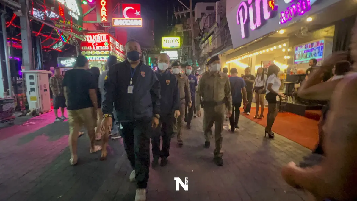 ตำรวจสุ่มตรวจ "วอล์กกิ้งสตรีท" กวาดล้างสิ่งผิดกม. ตรวจเข้มชาวต่างชาติ ตำรวจสุ่มตรวจ "วอล์กกิ้งสตรีท" กวาดล้างสิ่งผิดกม. ตรวจเข้มชาวต่างชาติ