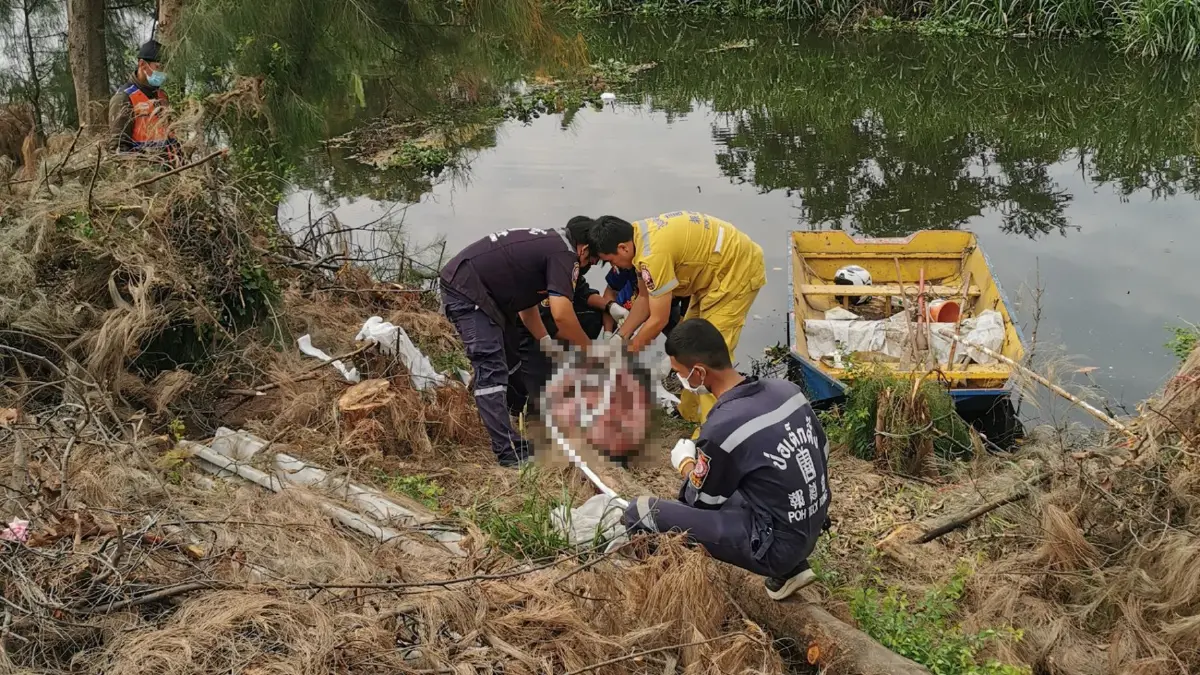 ตร.ฉลองกรุง เร่งสืบศพปริศนาลอยน้ำ "คลองบึงบัว" ตร.ฉลองกรุง เร่งสืบศพปริศนาลอยน้ำ "คลองบึงบัว"