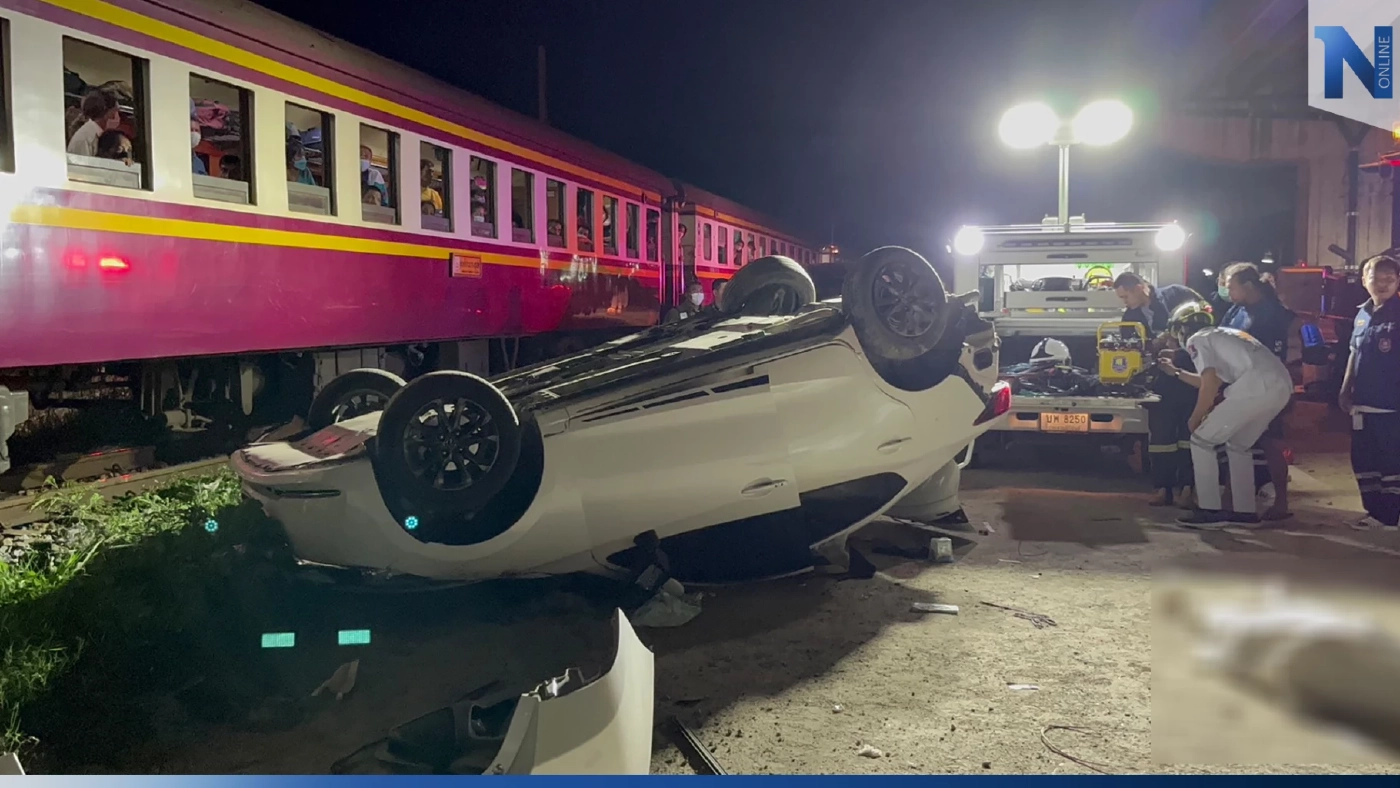 "ม้าเหล็ก" ขยี้ดาบตำรวจ ซิ่งเก๋งฝ่าไม้กั้นทางรถไฟ ดับ 3 ศพ "ม้าเหล็ก" ขยี้ดาบตำรวจ ซิ่งเก๋งฝ่าไม้กั้นทางรถไฟ ดับ 3 ศพ