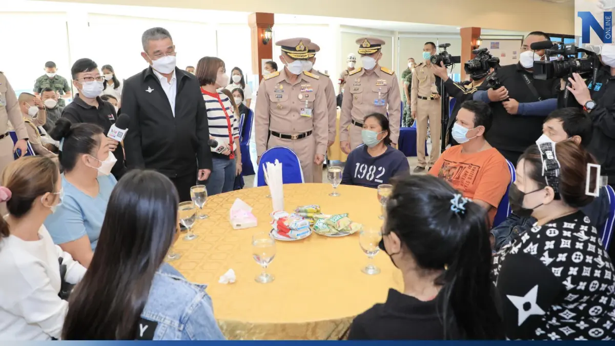 "บิ๊กช้าง" ปลอบขวัญญาติกำลังพลเรือหลวงสุโขทัย ยันพร้อมช่วยเหลือทุกด้าน "บิ๊กช้าง" ปลอบขวัญญาติกำลังพลเรือหลวงสุโขทัย ยันพร้อมช่วยเหลือทุกด้าน