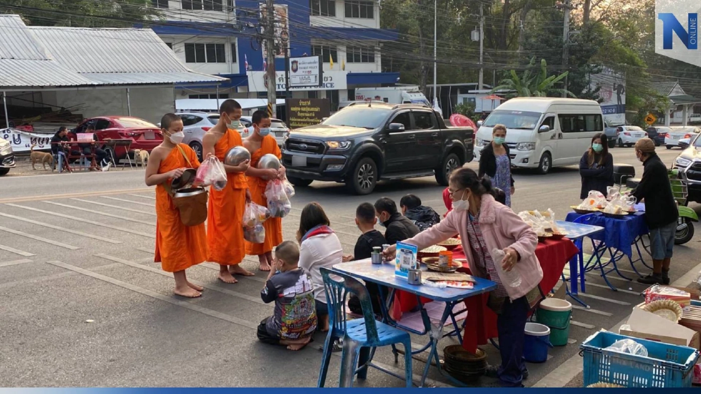 นทท.ทำบุญตักบาตรวันสิ้นปี กราบไหว้สักการะ "ครูบาศรีวิชัย" คึกคัก