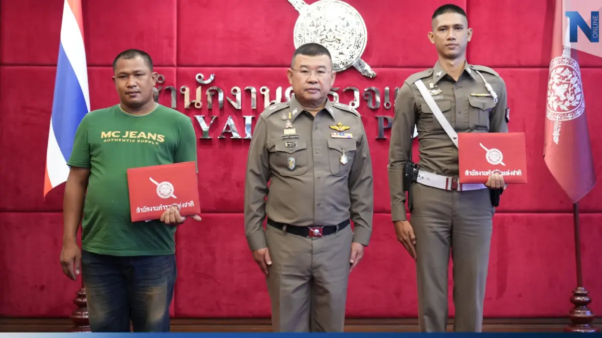 บิ๊กเด่น มอบรางวัล ตร.- พลเมืองดี ช่วยชายคลั่งบนสะพานพระปิ่นเกล้าฯ (มีคลิป) บิ๊กเด่น มอบรางวัล ตร.- พลเมืองดี ช่วยชายคลั่งบนสะพานพระปิ่นเกล้าฯ (มีคลิป)