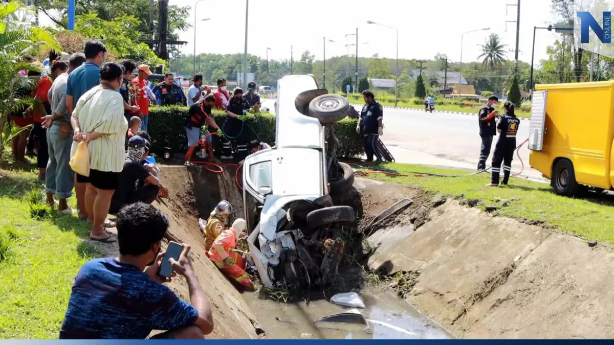 ลุงวัย 72 ปี ควบกระบะชนเสาไฟฟ้า ก่อนพุ่งตกร่องน้ำ เสียชีวิตคาซากรถ ลุงวัย 72 ปี ควบกระบะชนเสาไฟฟ้า ก่อนพุ่งตกร่องน้ำ เสียชีวิตคาซากรถ