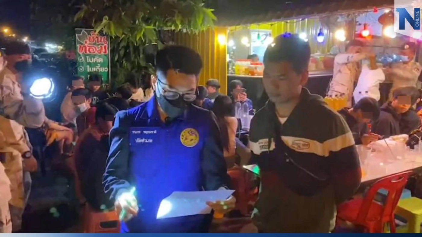 บุกจับร้านเหล้า "ครัวบ้านท่อม" ต้มน้ำกระท่อม 4 คูณ 100 ขายขาโจ๋เพียบ บุกจับร้านเหล้า "ครัวบ้านท่อม" ต้มน้ำกระท่อม 4 คูณ 100 ขายขาโจ๋เพียบ