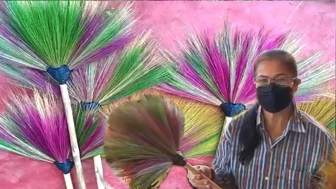 หญิงไอเดียดี เปลี่ยนไม้กวาดธรรมดาเป็น “ไม้กวาดแฟนซี” ดึงดูดลูกค้า หญิงไอเดียดี เปลี่ยนไม้กวาดธรรมดาเป็น “ไม้กวาดแฟนซี” ดึงดูดลูกค้า