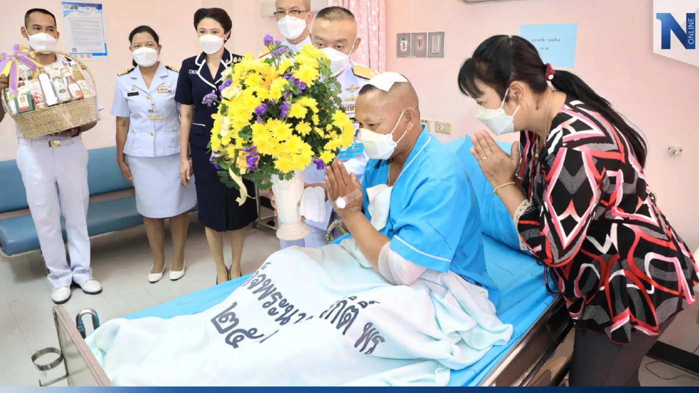 ในหลวง - พระราชินี พระราชทานแจกันดอกไม้ แด่กำลังพล "เรือหลวงสุโขทัย"