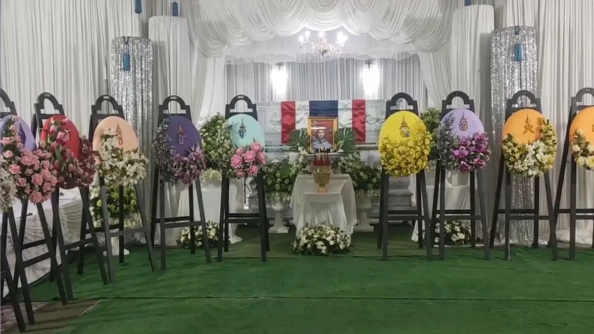 ในหลวงพระราชทานพวงมาลา วางหน้าหีบศพ 2 กำลังพลเรือหลวงสุโขทัย ในหลวงพระราชทานพวงมาลา วางหน้าหีบศพ 2 กำลังพลเรือหลวงสุโขทัย