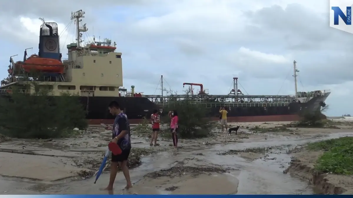 ชาวบ้านแห่ถ่ายรูป เรือบรรทุกน้ำมันเกยหาด คาดกู้เรือออกจากฝั่งได้ปีหน้า ชาวบ้านแห่ถ่ายรูป เรือบรรทุกน้ำมันเกยหาด คาดกู้เรือออกจากฝั่งได้ปีหน้า