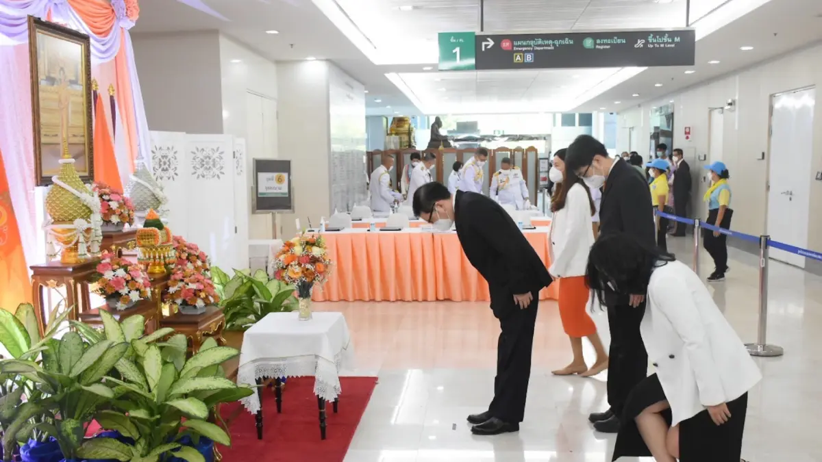 ห้างแว่นท็อปเจริญ นำผู้บริหารและพนักงาน ถวายแจกันดอกไม้หน้าพระฉายาลักษณ์ สมเด็จพระเจ้าลูกเธอ เจ้าฟ้าพัชรกิติยาภา นเรนทิราเทพวดี กรมหลวงราชสาริณีสิริพัชร มหาวัชรราชธิดา