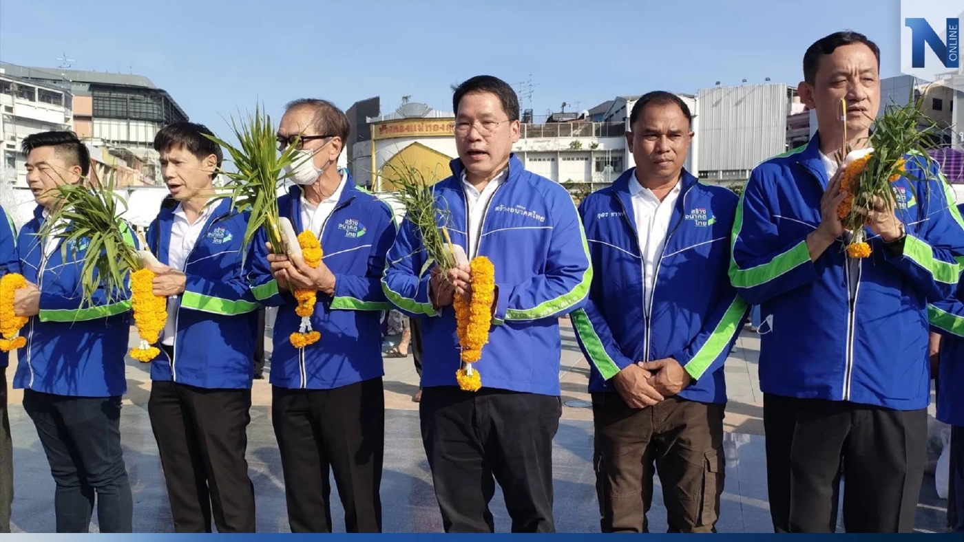 "สร้างอนาคตไทย"ร่วมพิธีวางพานพุ่ม ถวายราชสักการะวันพระเจ้าตากสิน