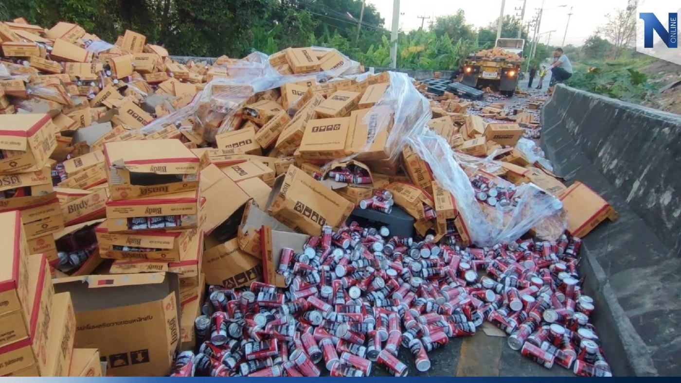 รถบรรทุกเชือกขาด กาแฟกระป๋องเทกระจาดเต็มถนน รถบรรทุกเชือกขาด กาแฟกระป๋องเทกระจาดเต็มถนน