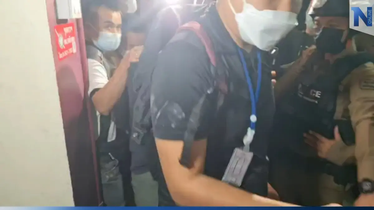 หนุ่มปืนดุสารภาพ ยิงคู่กรณีดับบนโรงพัก โบกแท็กซี่เอาปืนทิ้งน้ำ (มีคลิป) หนุ่มปืนดุสารภาพ ยิงคู่กรณีดับบนโรงพัก โบกแท็กซี่เอาปืนทิ้งน้ำ (มีคลิป)