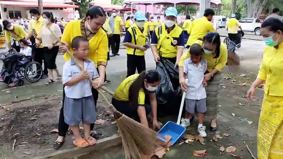 เด็กพิเศษอาสากวาดลานวัด ที่วัดนาควัชโสภณ จ.กำแพงเพชร ทำดีถวายพ่อ