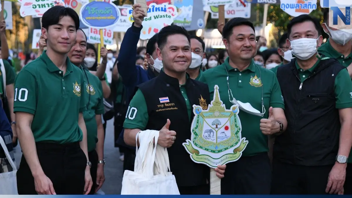 "วราวุธ"นั่งรถไฟฟ้าร่วมงานกาชาด รณรงค์ลดใช้ถุงพลาสติก "วราวุธ"นั่งรถไฟฟ้าร่วมงานกาชาด รณรงค์ลดใช้ถุงพลาสติก