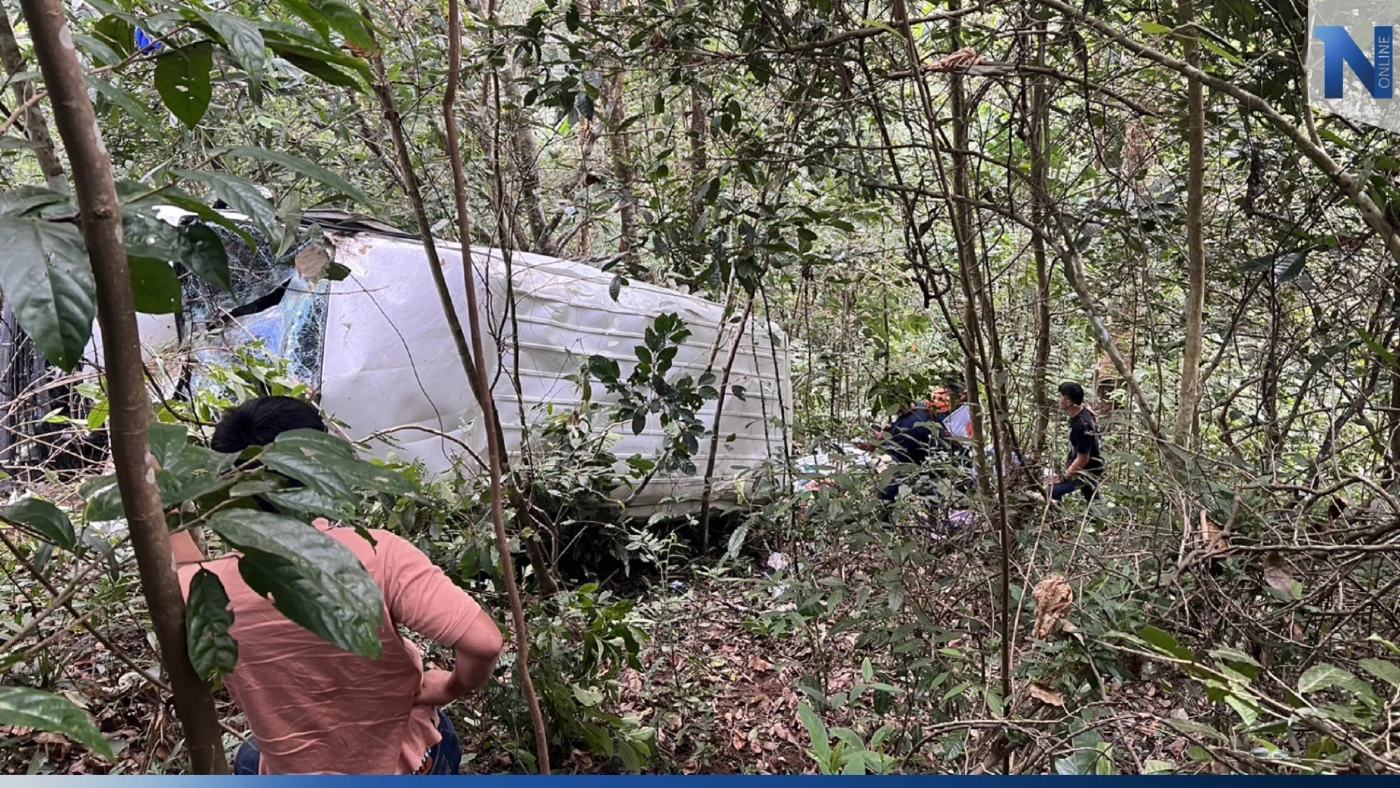 หวิดสลด! รถตู้ นทท. เบรกแตก ตกเหวทางขึ้นแม่กำปอง เจ็บระนาว 8 คน