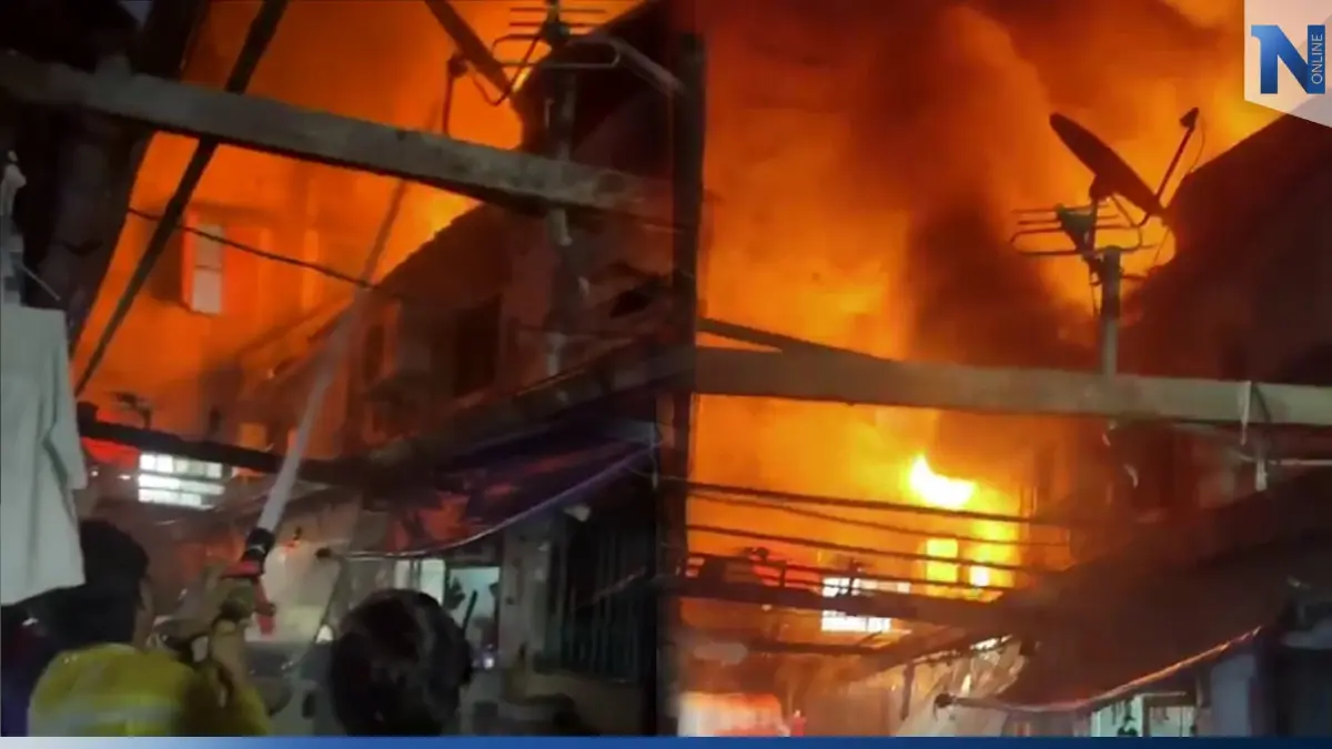 ระทึก! ไฟไหม้ชุมชนวานิชสัมพันธ์กลางดึก เพลิงเผาบ้านเก่าอายุเกือบ 100 ปีวอด