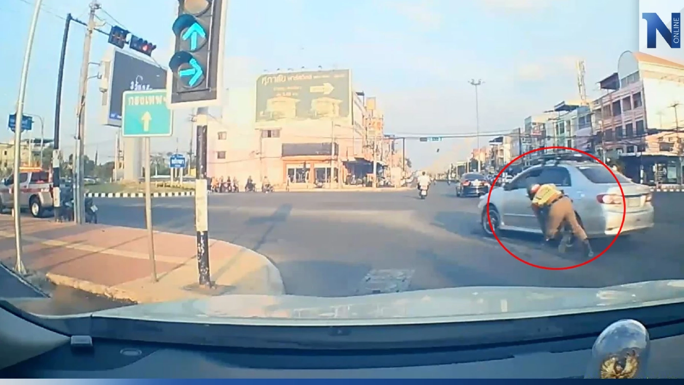 หนุ่มเมาซิ่งฝ่าวงล้อม ชนตำรวจล้มกลิ้ง กลางแยกไฟแดง (มีคลิป) หนุ่มเมาซิ่งฝ่าวงล้อม ชนตำรวจล้มกลิ้ง กลางแยกไฟแดง (มีคลิป)