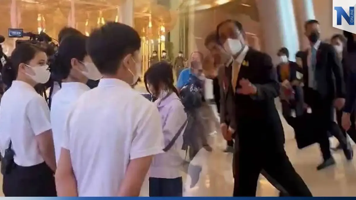 "กลุ่มนร.เลว" บุกไล่ "ลุงตู่ 8 ปีออกไปได้แล้ว" กลางพารากอน (มีคลิป)