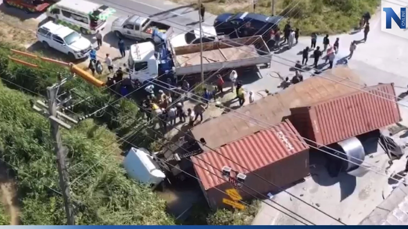 สลด! เทรลเลอร์ประสานงากลางแยก หญิงท้อง 5 เดือน กระเด็นตกหนองน้ำ ล้อทับดับ