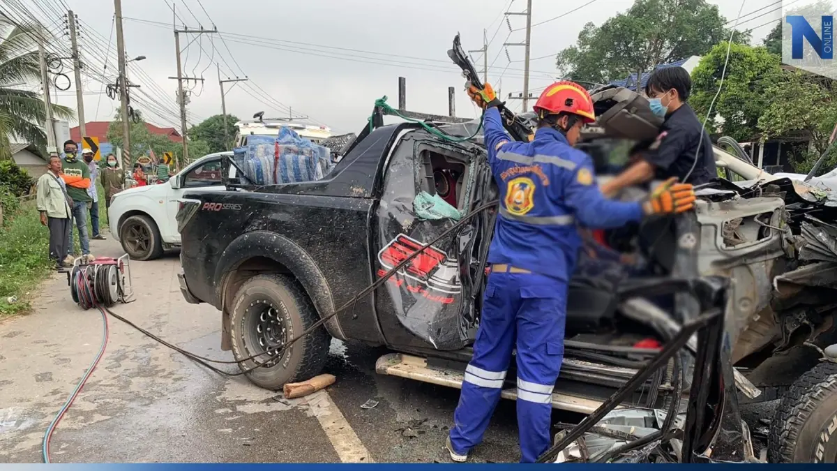 รถหกล้อเบรคแตกพุ่งลงเนิน ประสานงากระบะ สาหัส 2 ราย รถหกล้อเบรคแตกพุ่งลงเนิน ประสานงากระบะ สาหัส 2 ราย