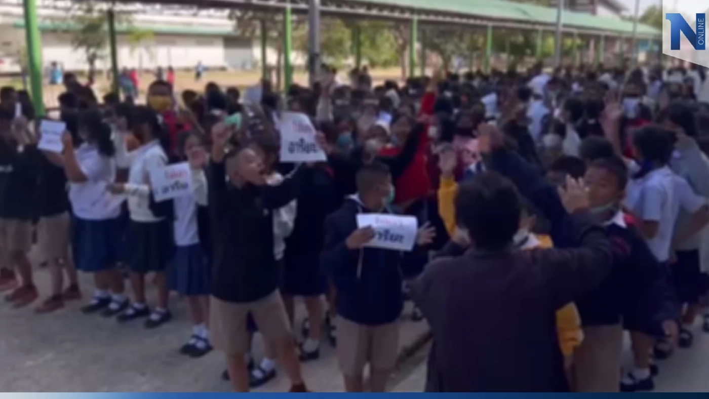 ดราม่าอาหารกลางวัน ยังไม่จบ! ผู้ปกครอง-นร. ลุกฮือประท้วงไล่ ผอ. (มีคลิป)