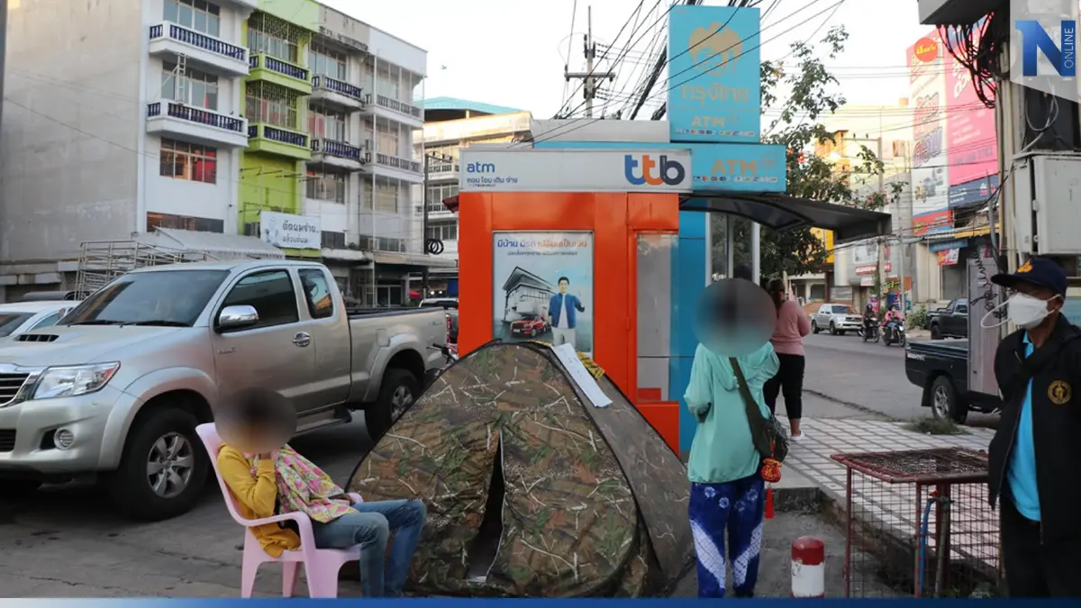 ผู้ค้าสลากฯ จ้างญาติกางเต็นท์นอนเฝ้าตู้ ATM รอกดซื้อหวยคิวแรก