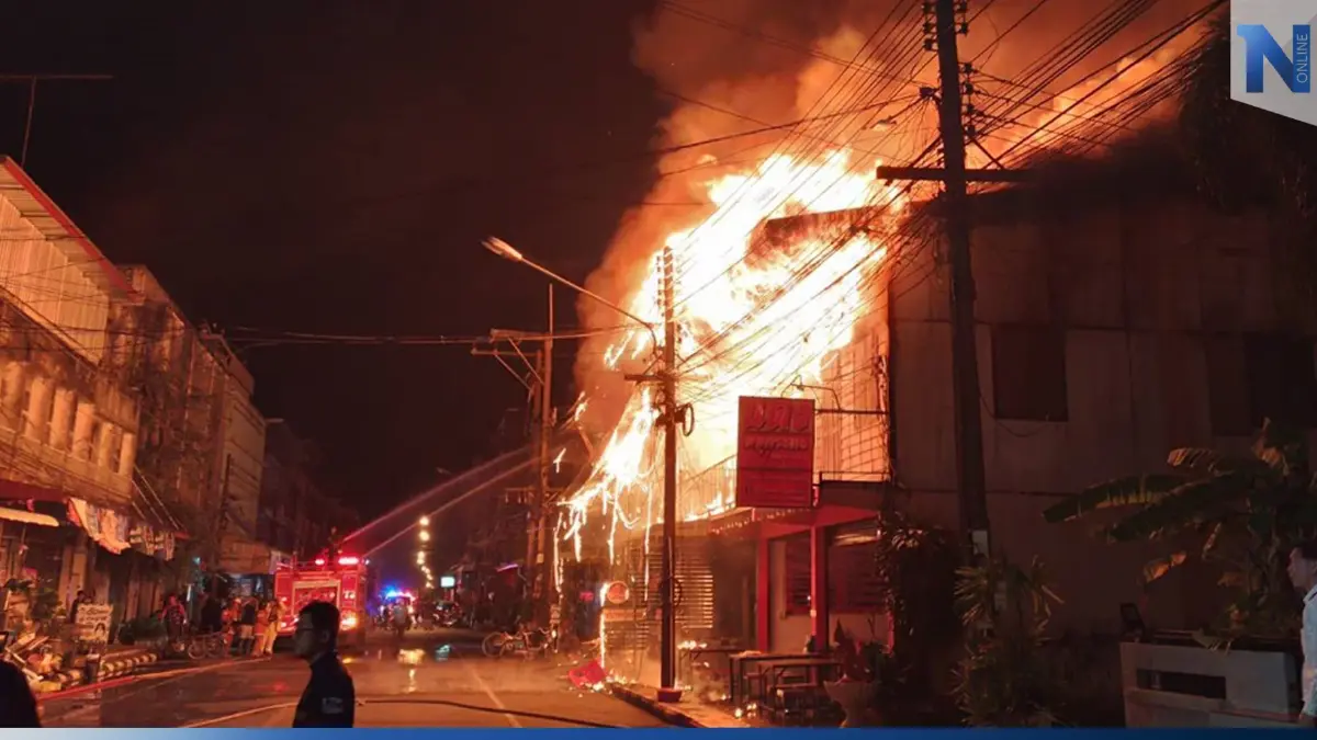 อุ้มยาย 86 ปีหนีตาย ไฟไหม้กลางเมืองนครพนม (มีคลิป)