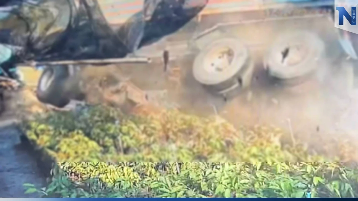 ระทึก! ลูกพ่วงรถบรรทุกไม้หลุดจากตัวแม่ ชนบ้านข้างทางเสียหายหลายแสน