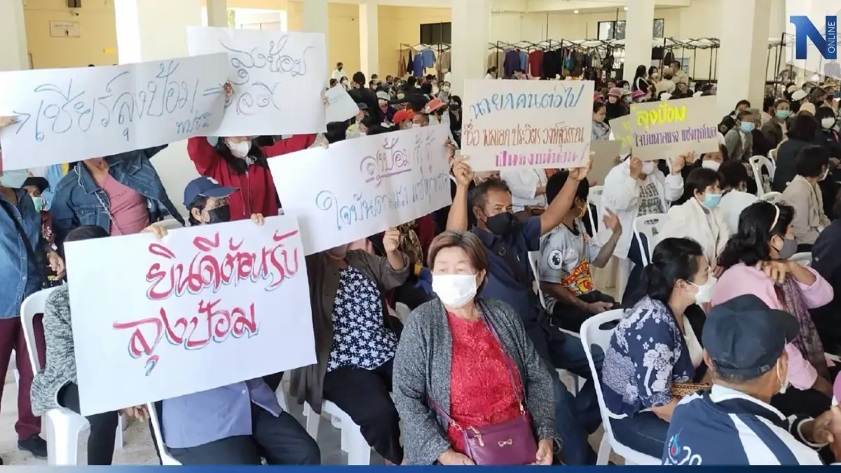 ลำปางหนาวมาก! พลังมวลชนหลายร้อยคน รอต้อนรับ "บิ๊กป้อม" ล้นหลาม ลำปางหนาวมาก! พลังมวลชนหลายร้อยคน รอต้อนรับ "บิ๊กป้อม" ล้นหลาม