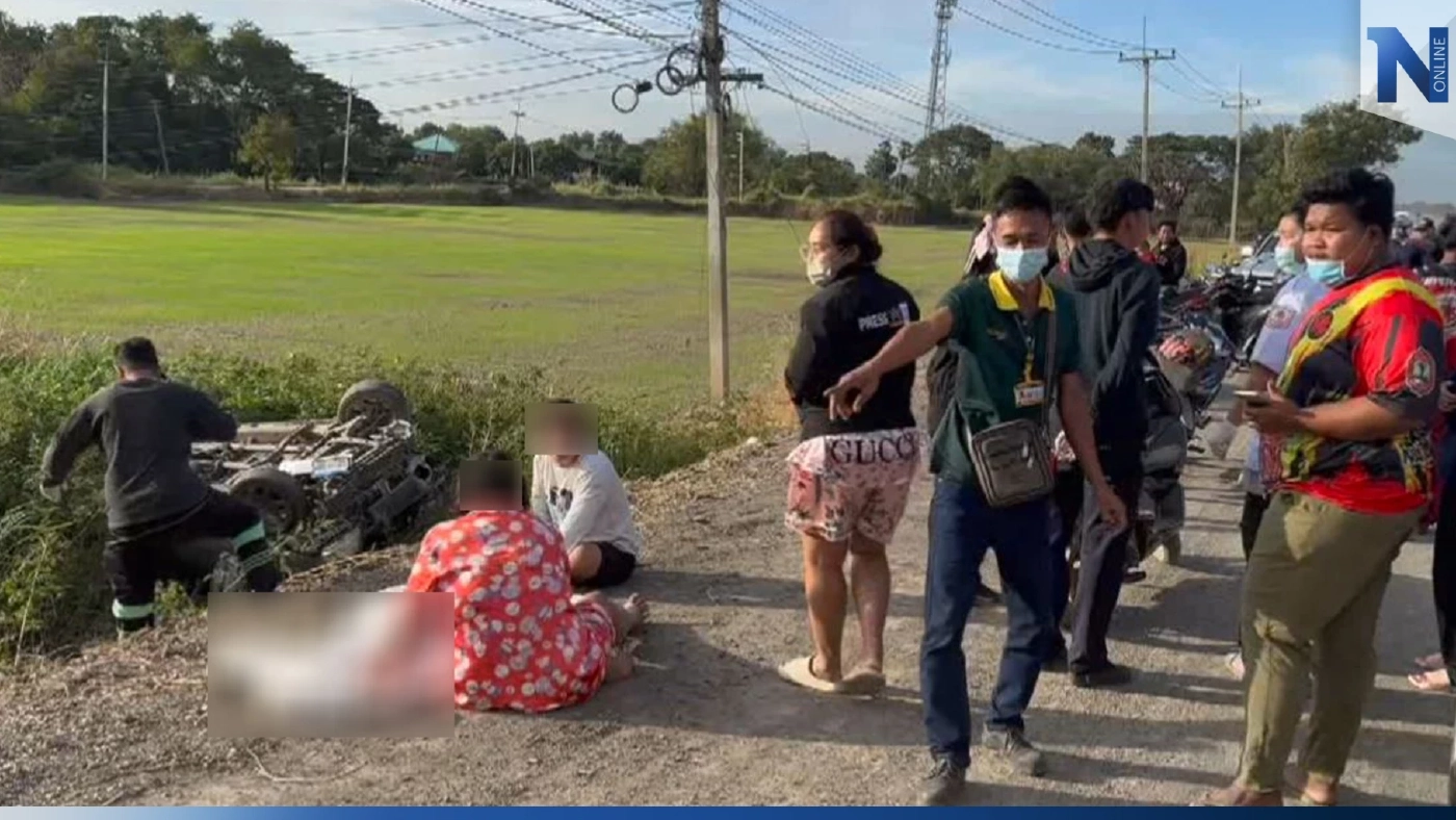 พ่อแม่ขับรถส่งลูกไป รร. เสียหลักพลิกคว่ำ หนูน้อย 5 ขวบ กระเด็นออกจากรถเสียชีวิต