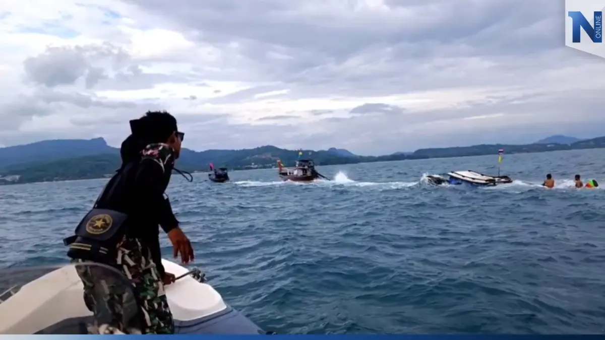 ระทึก! เรือหัวโทง พา นทท. ชมทะเลกระบี่ ถูกคลื่นซัดจม โชคดีช่วยได้ทัน ระทึก! เรือหัวโทง พา นทท. ชมทะเลกระบี่ ถูกคลื่นซัดจม โชคดีช่วยได้ทัน