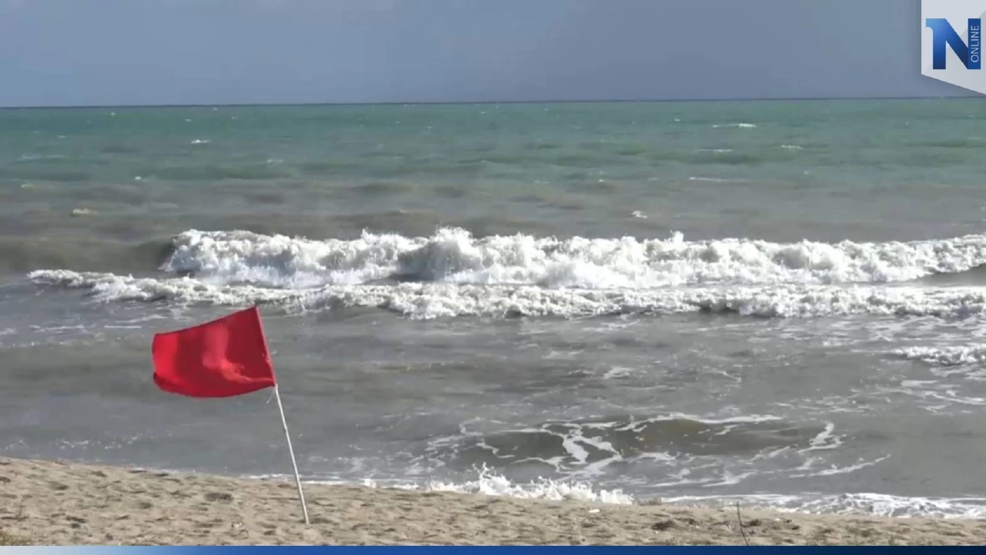 ปักธงแดงชายหาดชลาทัศน์-สมิหลา เตือนคลื่นลมแรง ห้ามลงเล่นน้ำทะเล ปักธงแดงชายหาดชลาทัศน์-สมิหลา เตือนคลื่นลมแรง ห้ามลงเล่นน้ำทะเล