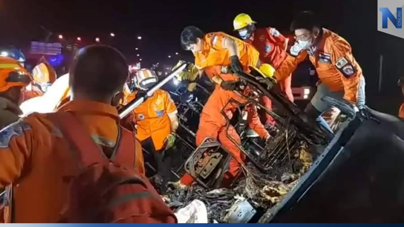 สลด! ย่างสด 11 ศพ รถตู้เสียหลักพุ่งตกร่องกลางถนนไฟลุกท่วมคัน รอด 1 (มีคลิป)