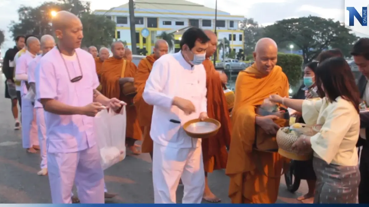 เจ้าอาวาสวัดพระธาตุพนม นำ”นาคโตโน่”ร่วมรับบิณฑบาต ก่อนบวชวันนี้ (มีคลิป)