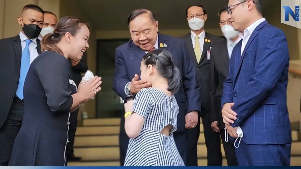 “บิ๊กป้อม” ยังฮอต เด็กขอถ่ายรูป พูดให้กำลังใจ “ลุงป้อม” “บิ๊กป้อม” ยังฮอต เด็กขอถ่ายรูป พูดให้กำลังใจ “ลุงป้อม”