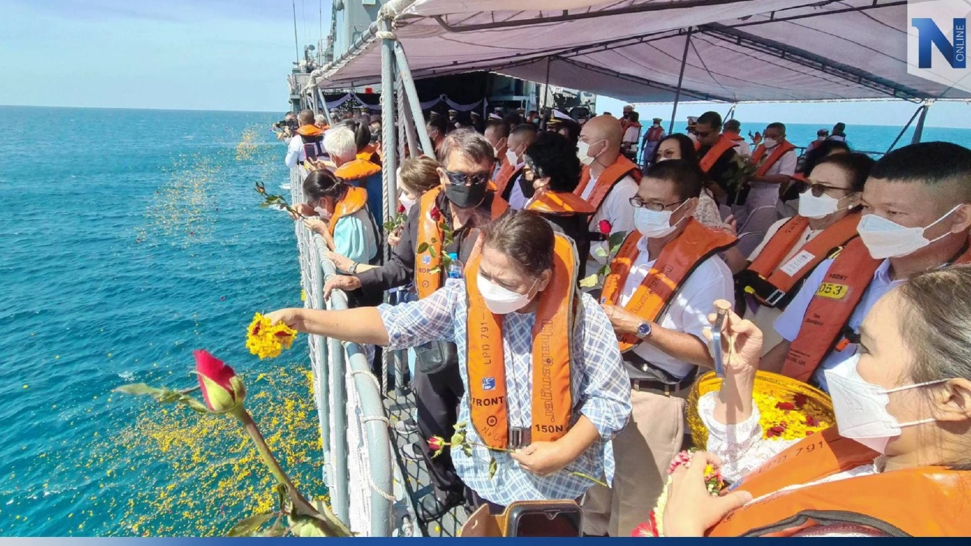 เรือหลวงนเรศวร นำอัฐิ "ต้นเรือพลับ" ลอยอังคารอ่าวสัตหีบ
