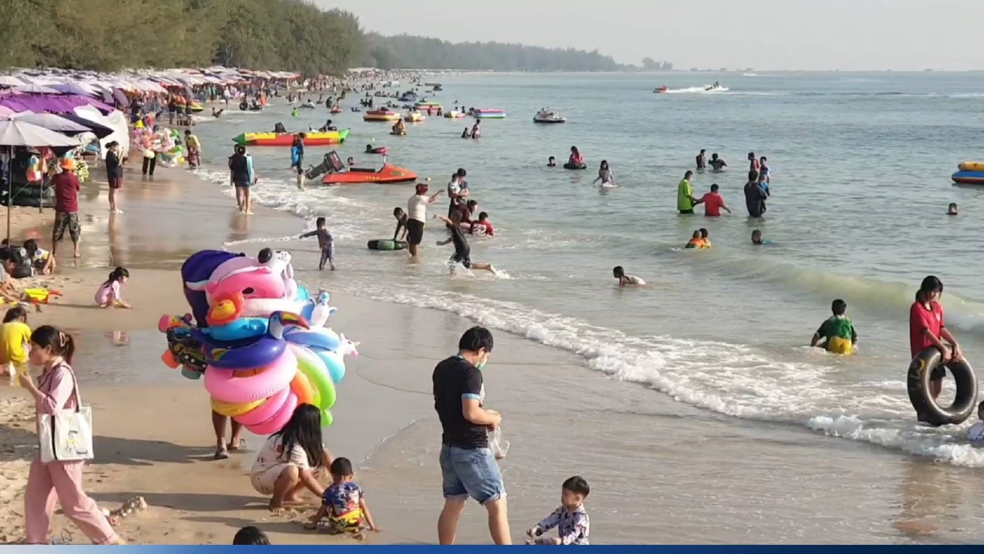 ล้นหาด! นักท่องเที่ยวนับหมื่น เแห่เที่ยวหาดชะอำ รับวันเที่ยวตรุษจีนคึกคัก