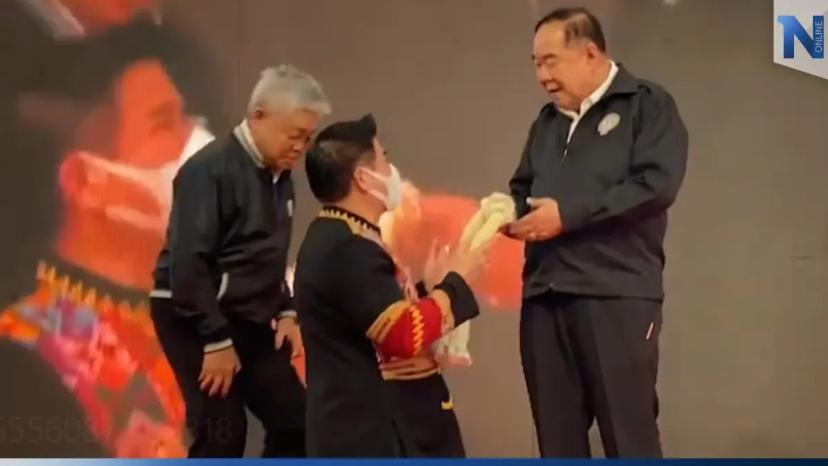 ซีนเด็ด! “ธรรมนัส” ยกทีมเศรษฐกิจไทย คุกเข่าไหว้ “บิ๊กป้อม” (มีคลิป) ซีนเด็ด! “ธรรมนัส” ยกทีมเศรษฐกิจไทย คุกเข่าไหว้ “บิ๊กป้อม” (มีคลิป)